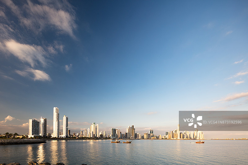 从巴拿马城老城区看到的沿巴尔博亚大道的巴拿马城天际线图片素材