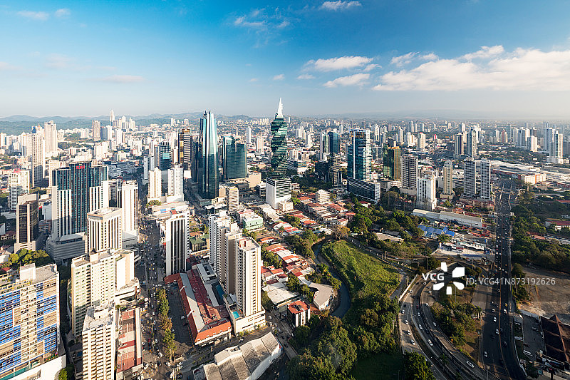 巴拿马城繁忙的中央商务区，林立着住宅和商业高楼图片素材
