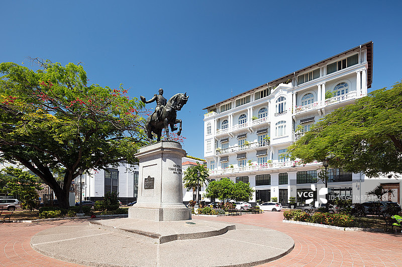 托马斯·德·埃雷拉将军雕像，背景是巴拿马城的美国贸易酒店图片素材