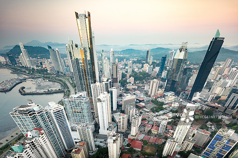 日出时巴拿马城巴尔博亚大街沿线的摩天大楼图片素材
