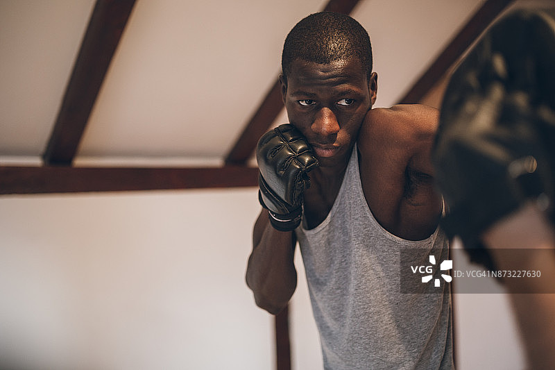 在道场训练的黑人战士图片素材