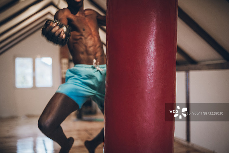 在道场训练的黑人战士图片素材