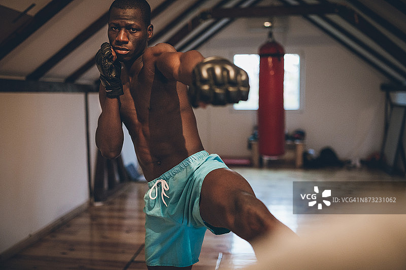 在道场训练的黑人战士图片素材