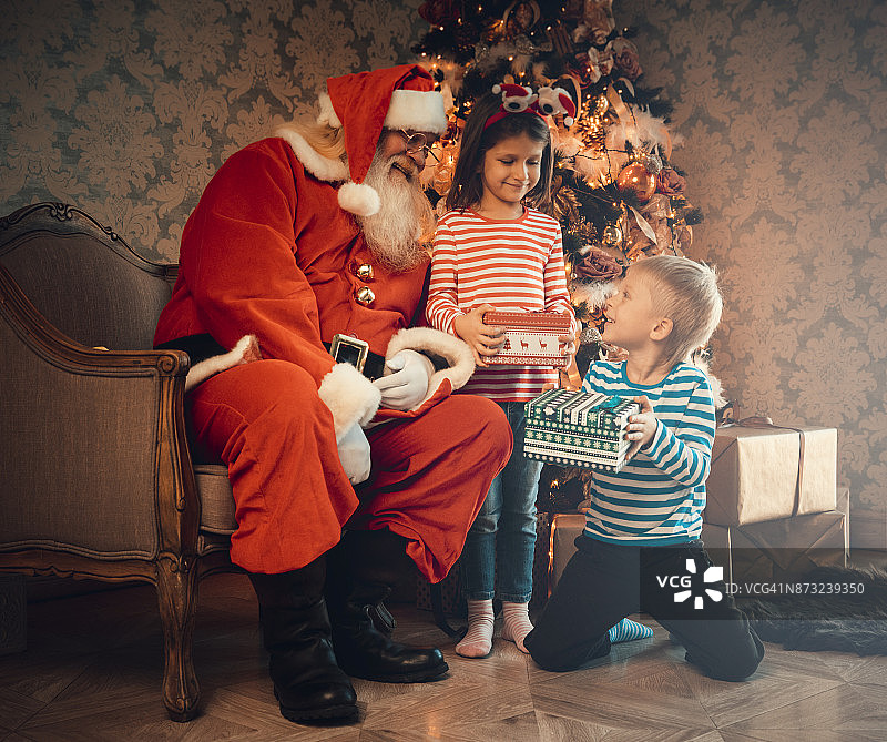孩子和圣诞老人使用平板电脑图片素材