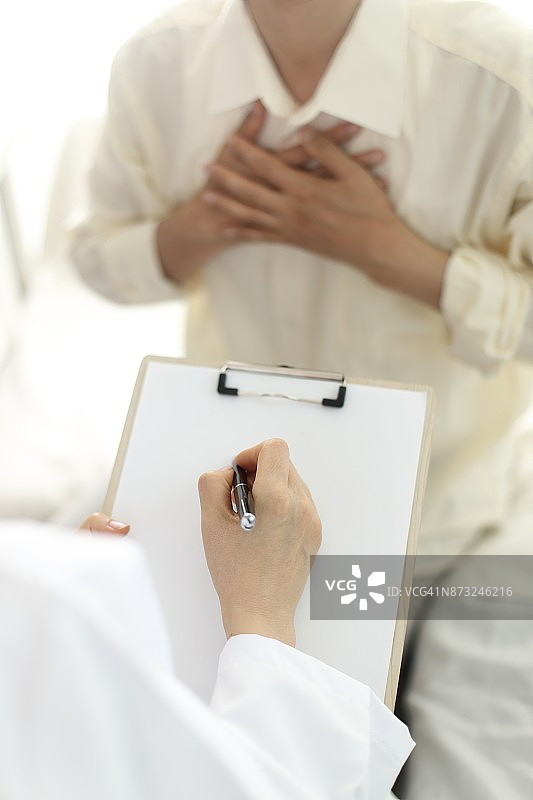 医生检查病人图片素材