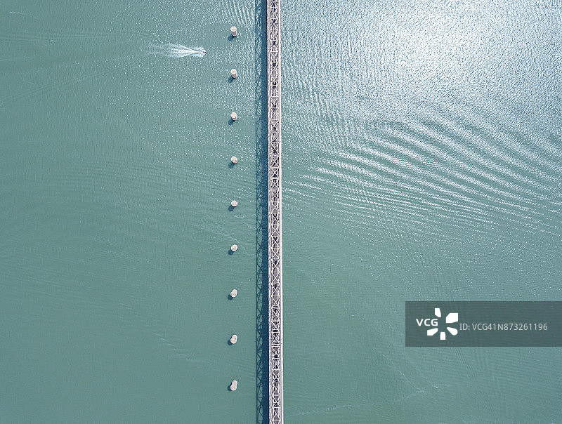 航拍：桥上行驶的汽车图片素材