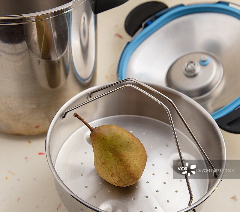 压力锅蒸盘上的杜隆多梨图片素材
