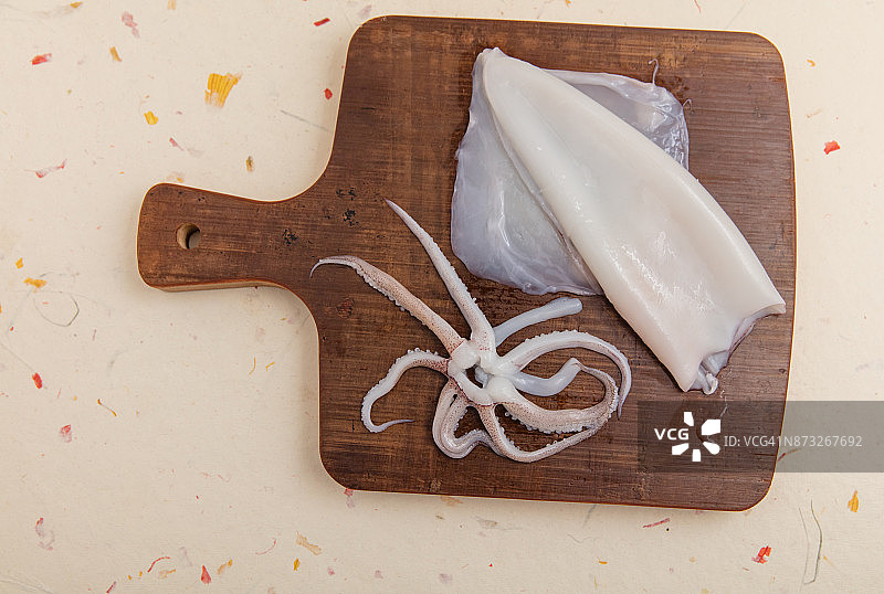 欧洲鱿鱼或普通鱿鱼的触手及清理过的外套膜图片素材