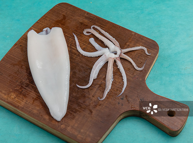 欧洲鱿鱼或普通鱿鱼的触手及清理过的外套膜图片素材