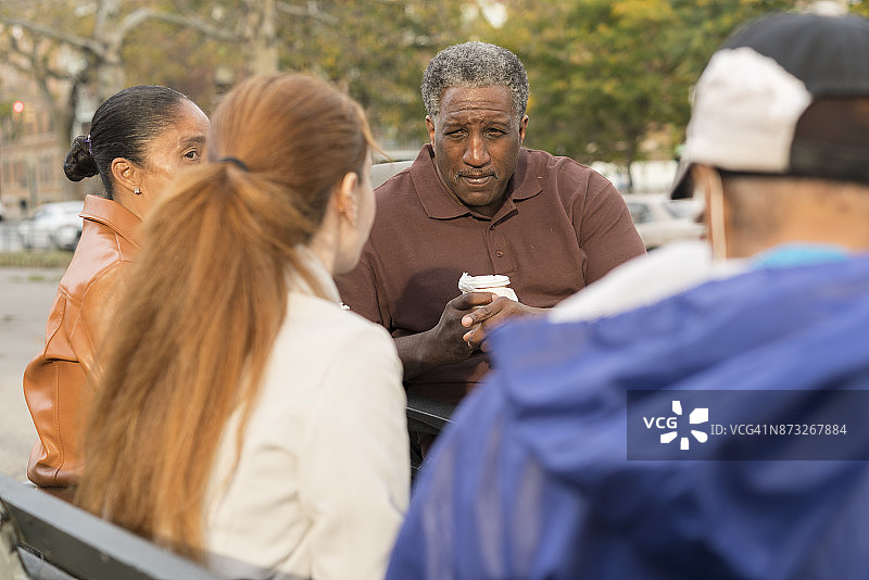在布朗克斯广场上，黑人家庭和白人少女图片素材