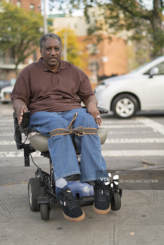 坐在轮椅上的乐观残疾黑人退伍军人肖像图片素材