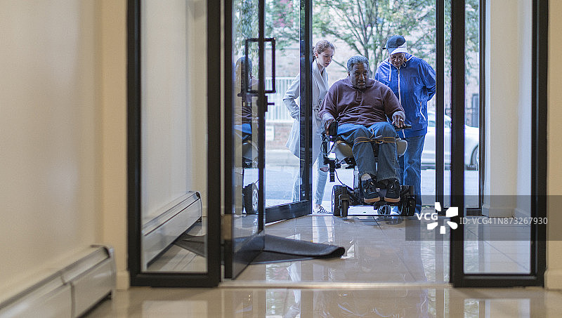 白人少女与坐轮椅的非洲裔男女交谈图片素材
