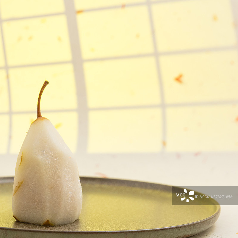 葡萄酒蒸杜隆多梨，盘中呈上图片素材
