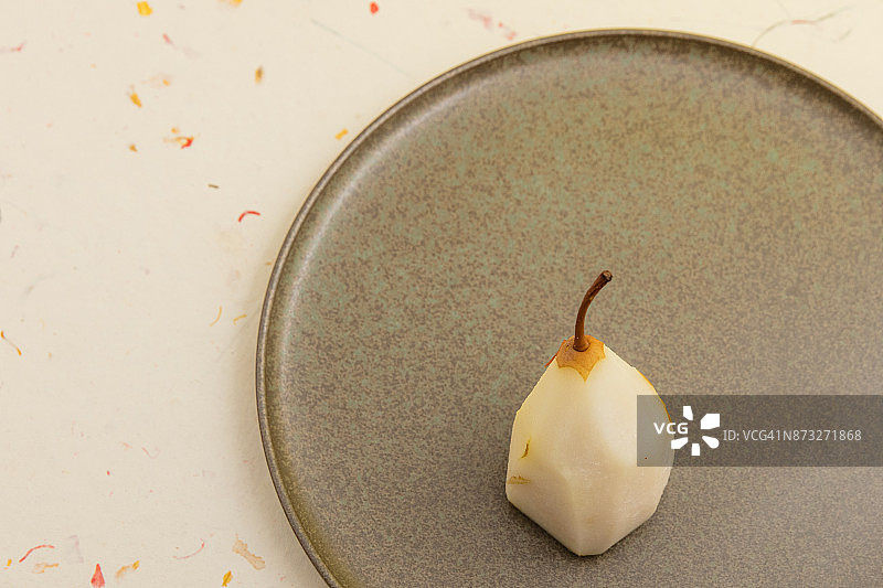 葡萄酒蒸杜隆多梨，盘中呈上图片素材