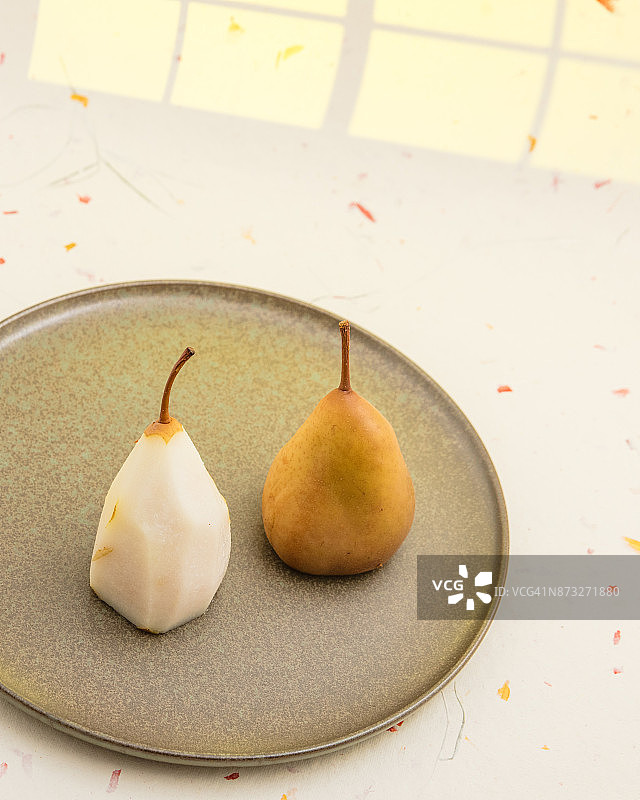 盘装葡萄酒蒸杜隆多梨图片素材