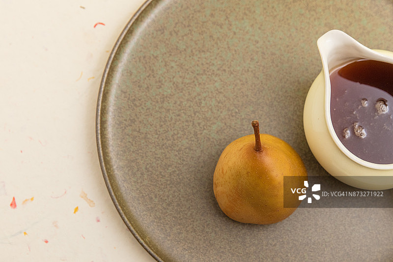 葡萄酒蒸杜龙多梨配酱汁图片素材