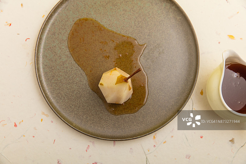 葡萄酒蒸杜龙多梨配酱汁图片素材