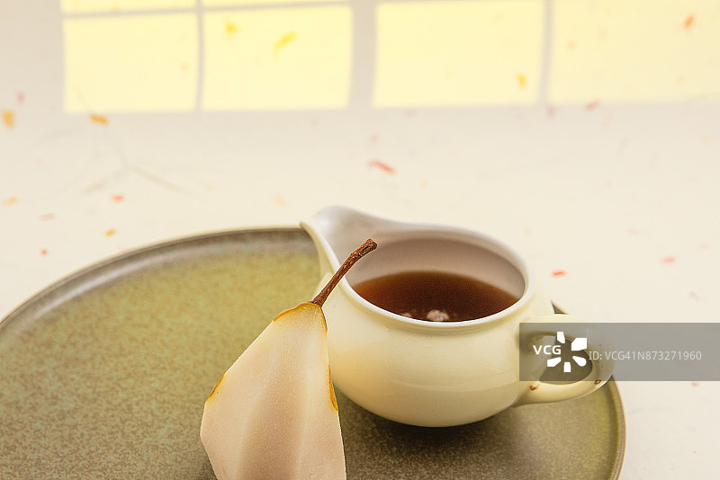 葡萄酒蒸杜龙多梨配酱汁图片素材