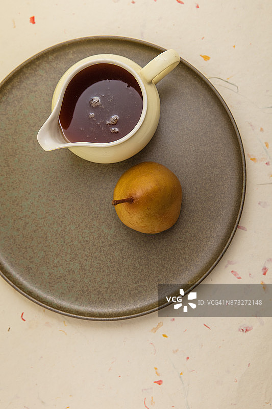葡萄酒蒸杜龙多梨配酱汁图片素材
