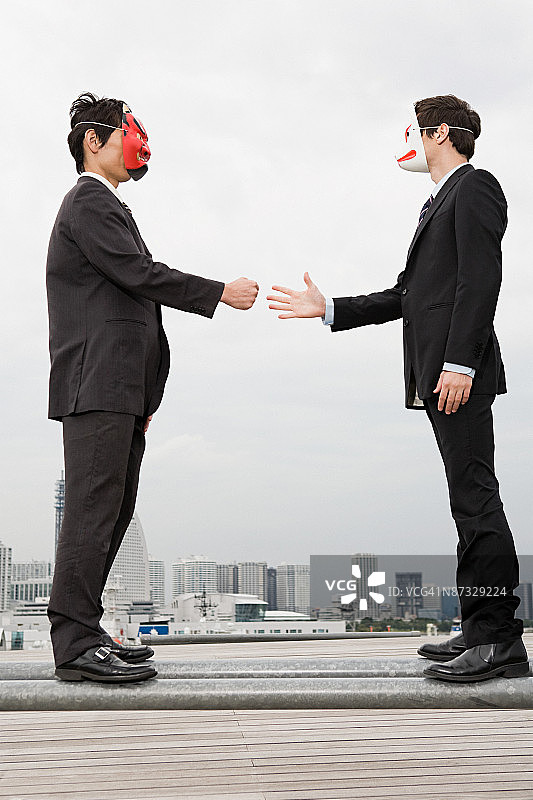 商人们戴着面具玩游戏图片素材