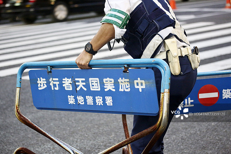 警察移除步行街的路障图片素材