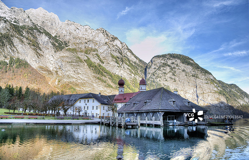圣巴塞洛缪教堂，舍瑙国王湖图片素材