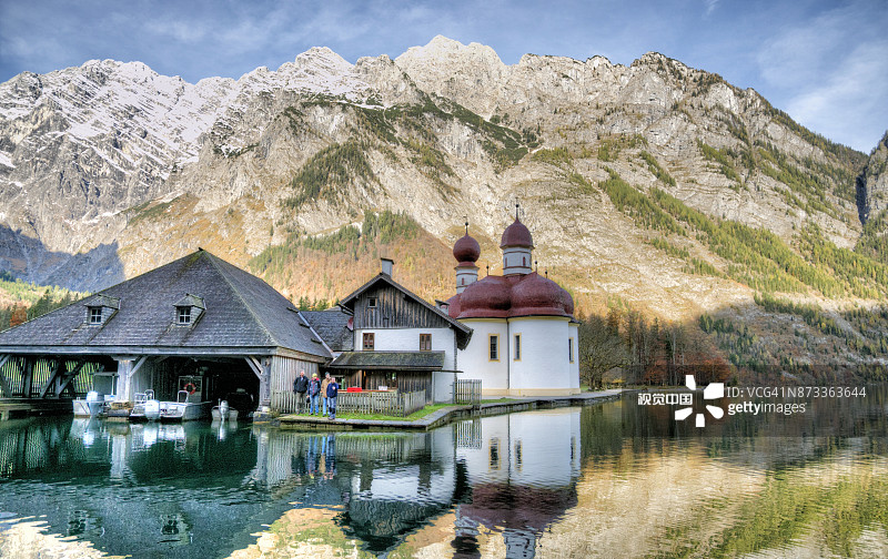 圣巴塞洛缪教堂，舍瑙国王湖图片素材