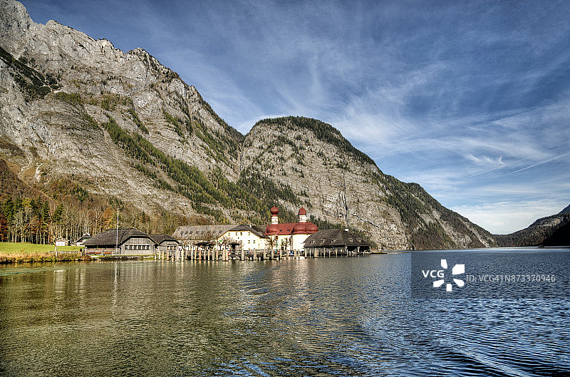 圣巴塞洛缪教堂，舍瑙国王湖图片素材