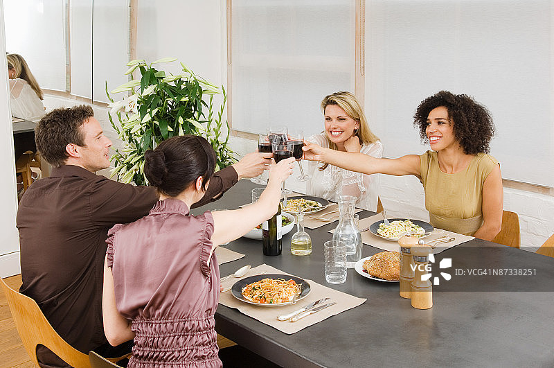 朋友们举杯共饮红酒图片素材