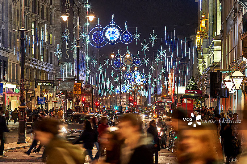 圣诞灯饰和人群图片素材