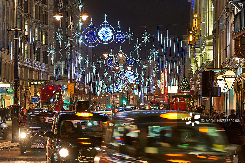 圣诞灯饰和人群图片素材