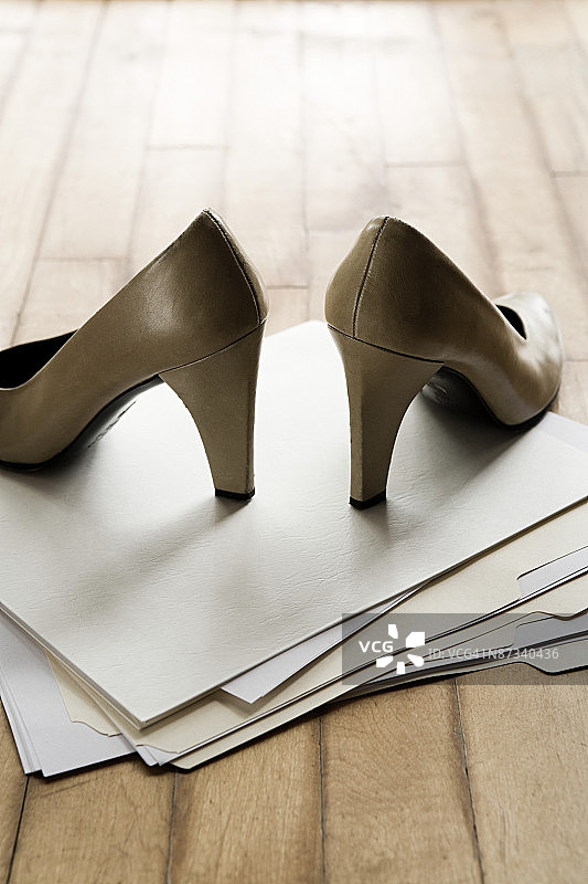 文件上的高跟鞋图片素材