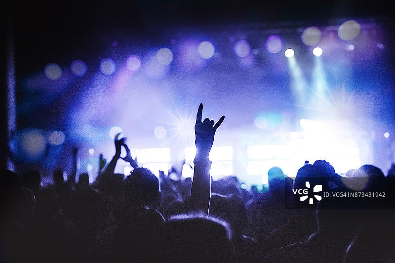 演唱会上高举摇滚手势图片素材