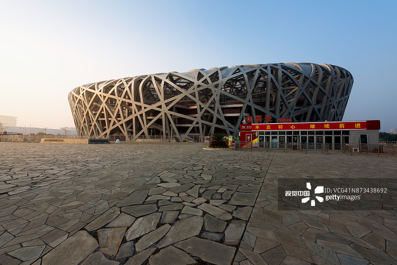 白天的鸟巢体育场。鸟巢是中国北京的一个体育场，专为2008年夏季奥运会和残奥会而设计。图片素材