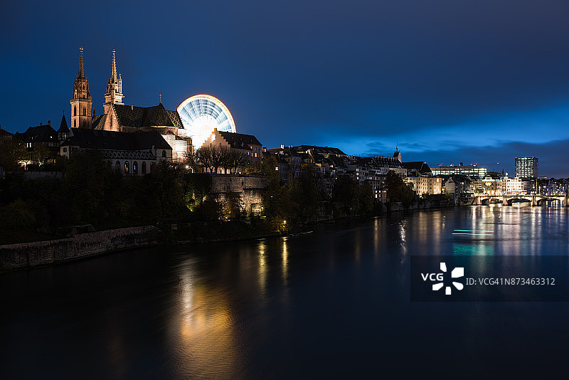 瑞士巴塞尔夜景：莱茵河与教堂图片素材
