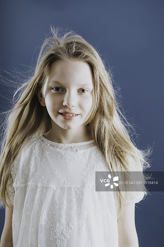 一个年轻美丽的女孩的肖像图片素材