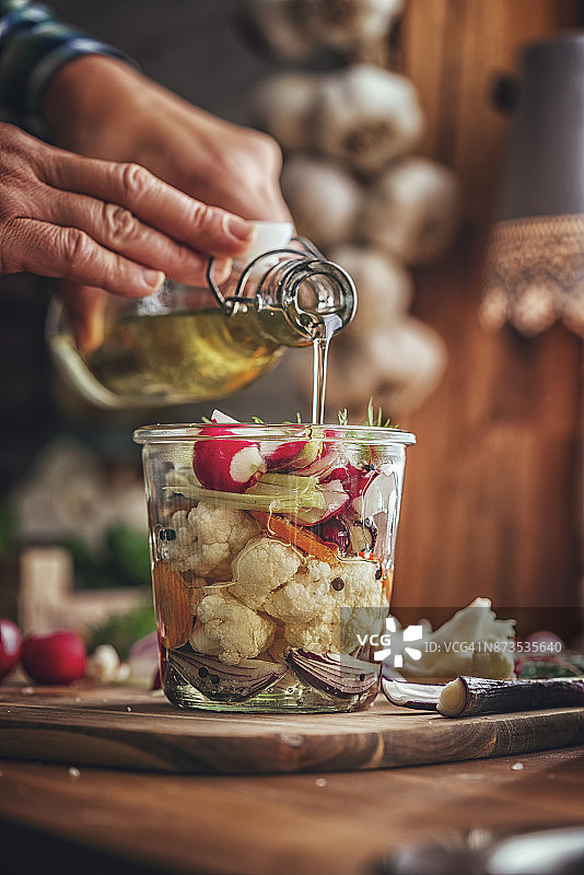 罐中腌制有机花椰菜、胡萝卜、洋葱和萝卜图片素材