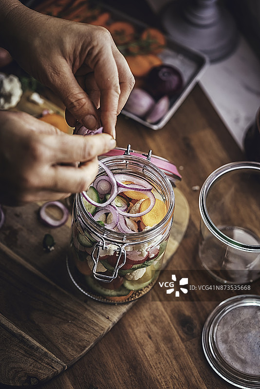 罐装有机花椰菜、胡萝卜和西红柿保鲜图片素材