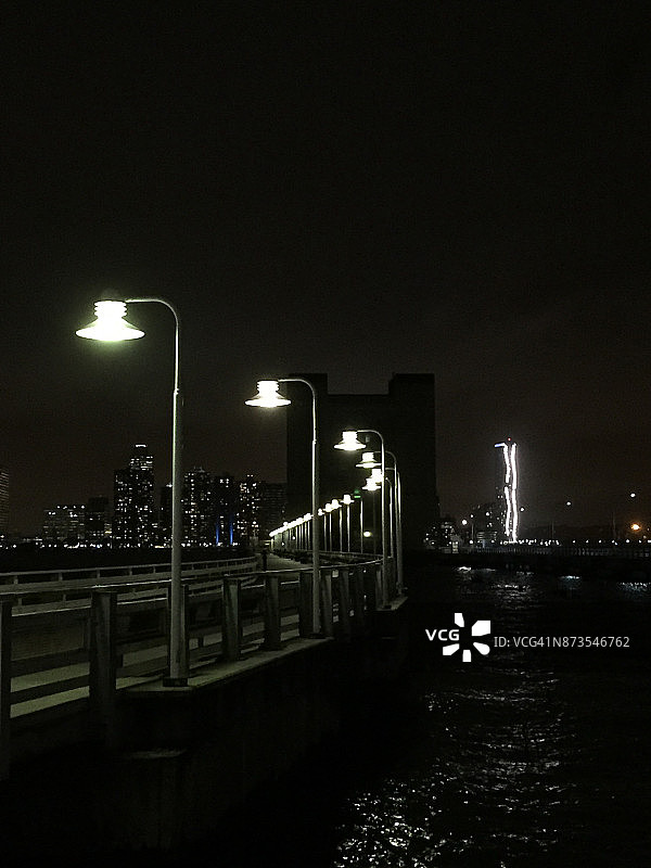 城市夜景：海滨风光图片素材