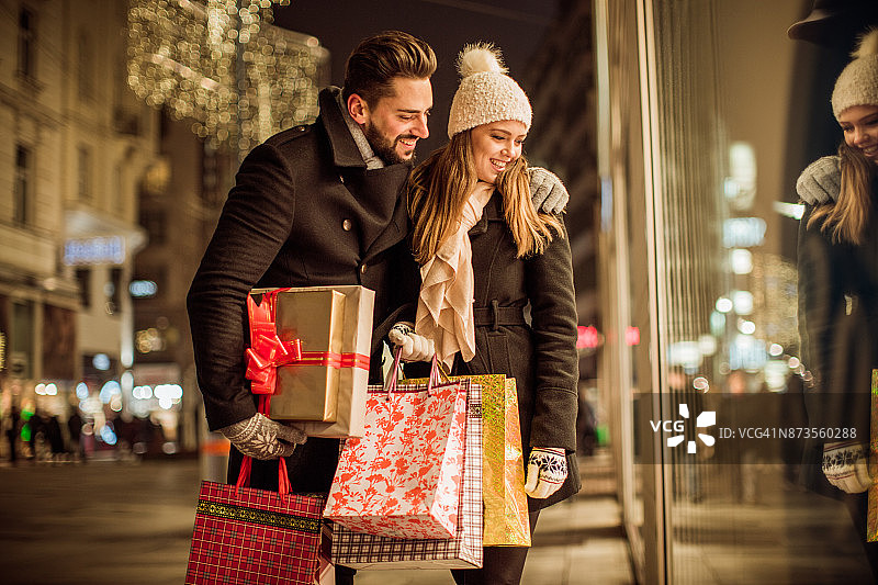 购物的圣诞喜悦图片素材