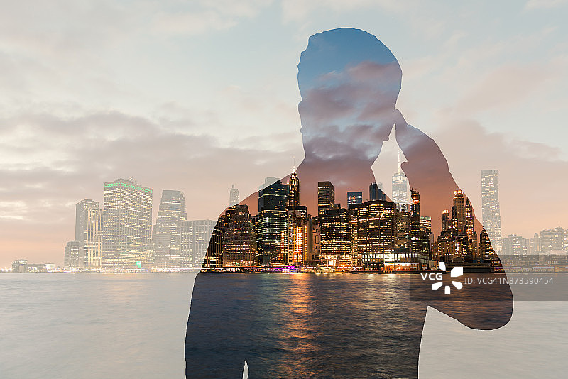 使用手机的男人和曼哈顿城市景观的双重曝光图片素材