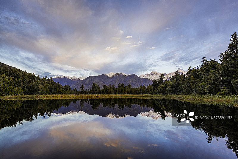 新西兰马瑟森湖的傍晚光线图片素材