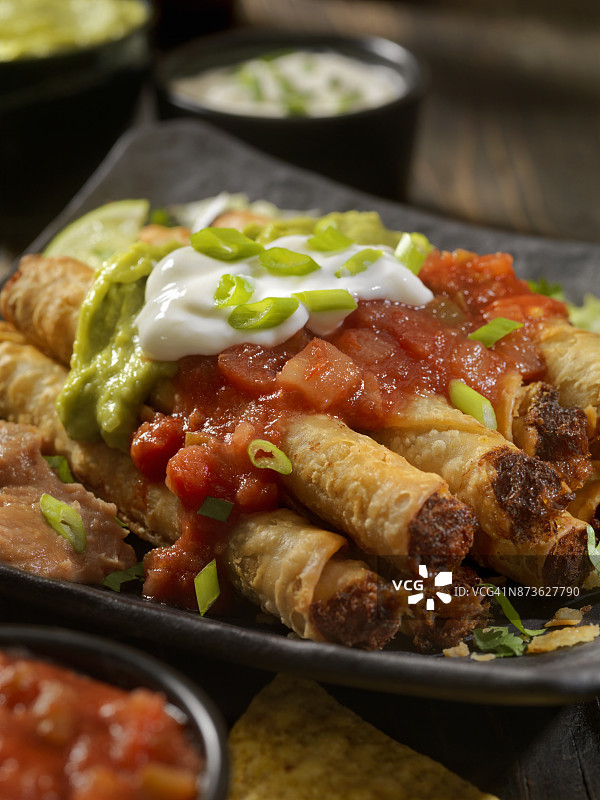 牛肉卷饼拼盘图片素材