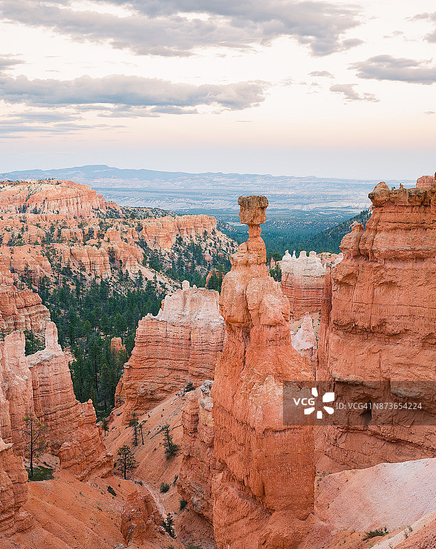 布莱斯峡谷国家公园中著名的雷神之锤，夏季图片素材