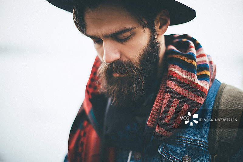 戴帽子的络腮胡时尚男人图片素材