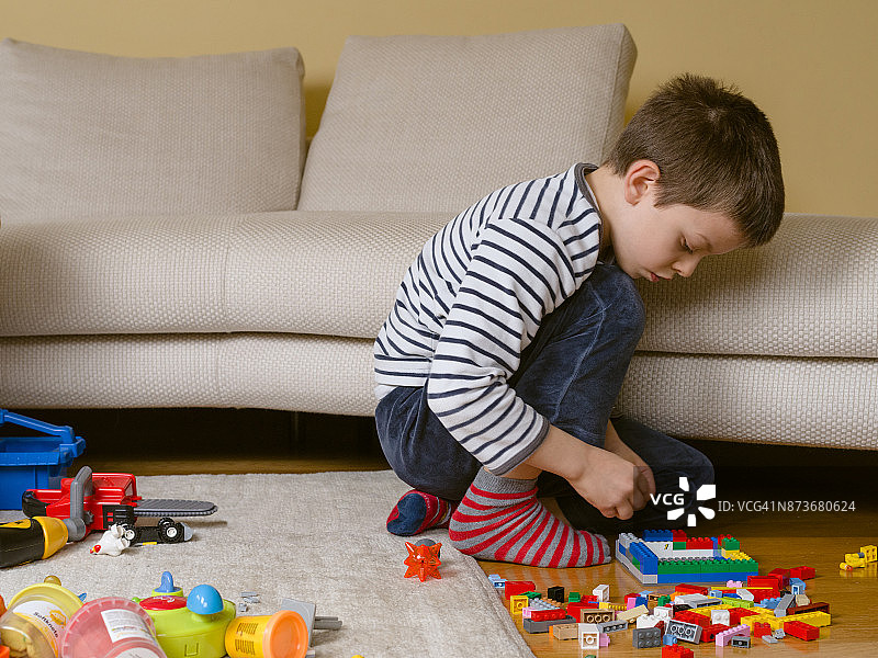 7岁的孩子玩积木图片素材