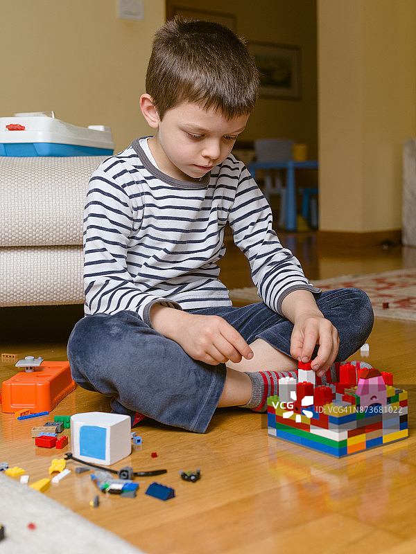 7岁的孩子玩积木图片素材