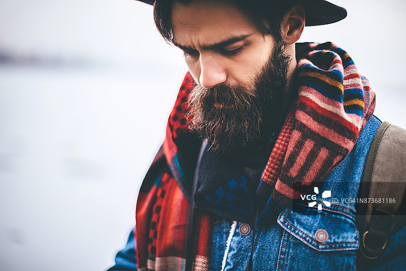 戴帽子的络腮胡时尚男人图片素材