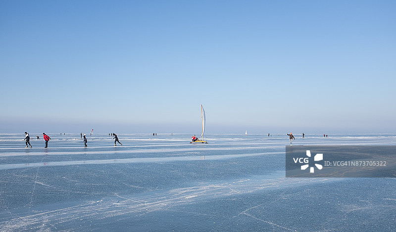 冰船和滑冰者图片素材