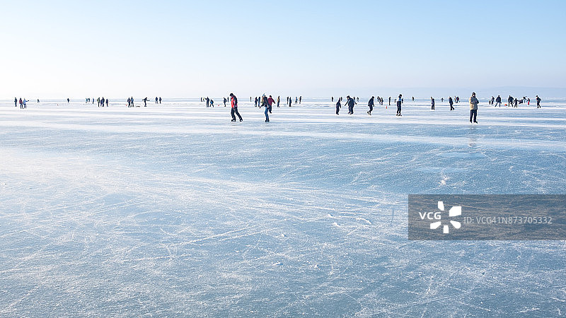 在巴拉顿湖上的滑板者图片素材